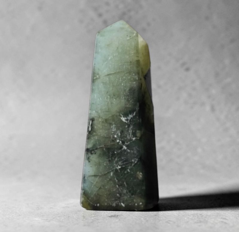 Labradoritt Obelisk